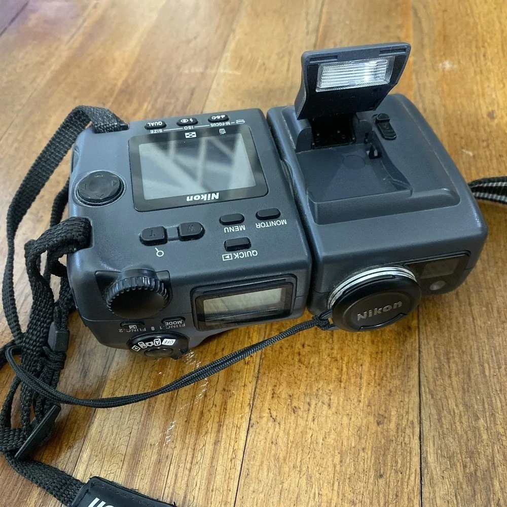 Nikon COOLPIX 995 Digital Camera - No Battery Charger - Untested